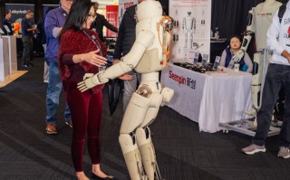 马斯克疯狂鼓吹：投资者涌进人形机器人赛道，创业者警告技术成熟度被高估