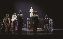 舞台剧《诺曼底公寓》首演 再现时代巨变与个体生命交织，让武康大楼里的“人”再次被看见