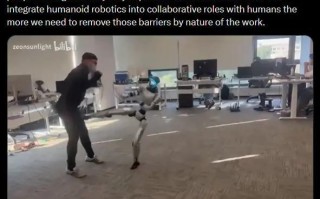 宇树 G1 机器人测试时突然踹工程师一脚