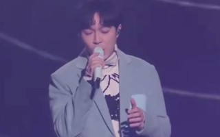 吴青峰演唱会上怼台下私生粉：看到你的脸就唱不下去