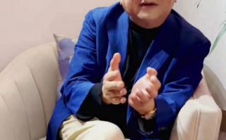 王刚提小20岁老婆郑艳东 辟谣娇妻一月花两百万传闻
