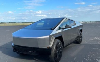 老板亲自测试！马斯克驾驶Cybertruck在工厂附近兜风