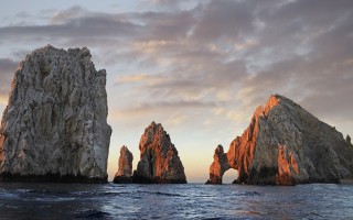 孪生姐妹？车模撞脸迪丽热巴 只有真爱粉才能分清