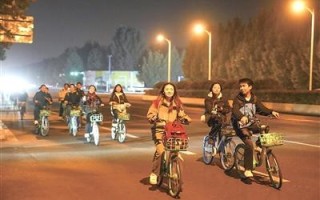 大学生骑行百里 挥洒汗水和青春