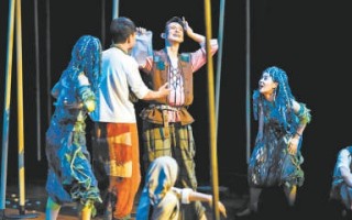 《仲夏夜之梦》70根木棍演绎莎翁经典