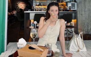 46岁高圆圆晒自拍照称“热到变形”