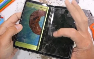 谷歌Pixel Fold耐用性测试：屏幕容易损坏 防尘能力弱