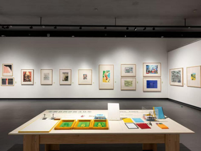 一展看尽丝网版画四十年华茂集团启幕新华章,